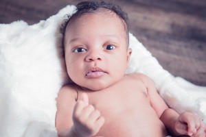 Zyian slider sur fourrure blanche de face me regarde séance photo maternité grossesse nouveau-né bébé newborn posing enfant par Cindy FERNANDEZ photographe à Peypin, Fuveau, Cadolive, Saint-Savournin, La Destrousse, La Bouilladisse, Auriol, Gardanne, La Ciotat, Les Pennes-Mirabeau, Aix-en-provence, Marseille, Allauch, Plan-de-cuques, Simiane, Bouc-Bel-Air 13320, Auriol, Gemenos, Peypin 13124, Cadolive, Saint Savournin, Mimet, La valentine, Aubagne, Trets, Gardanne 13120.