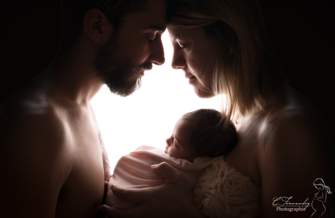 Séance photo nouveau-né entre Aix et Marseille avec la petite Louise entourée d'amour