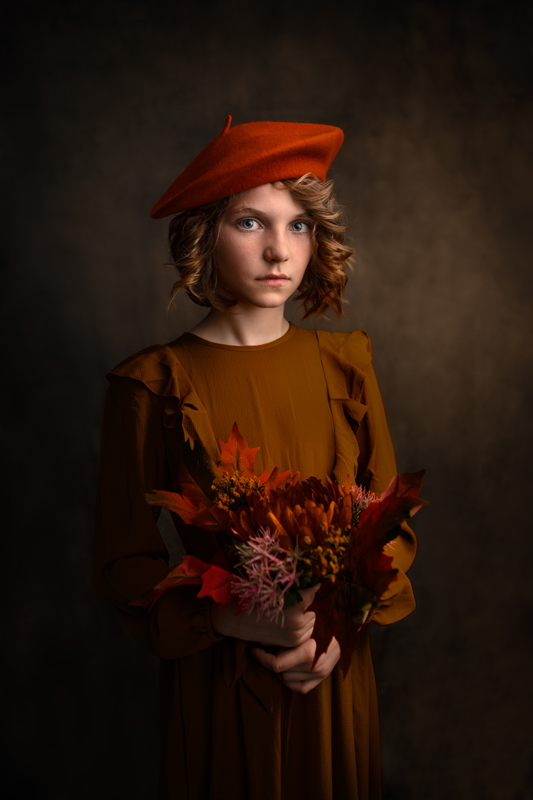 Jeune fille avec beret et fleurs automnales
