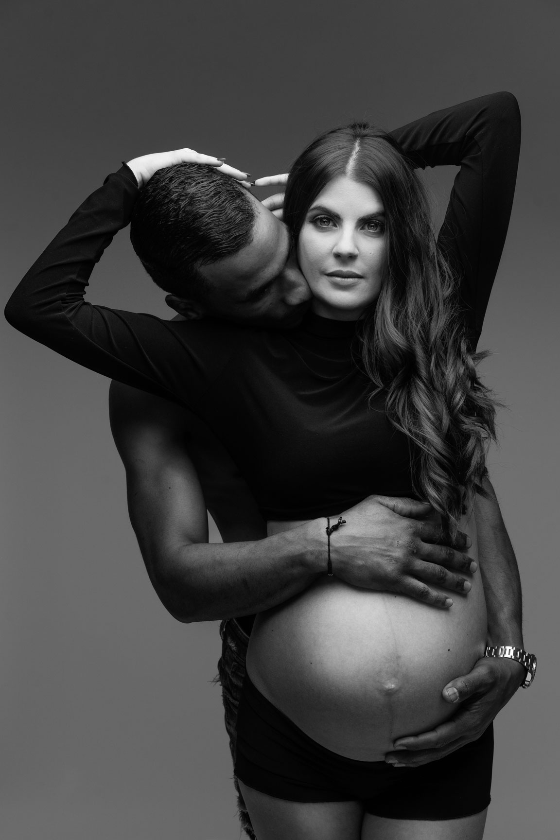 Séance photo grossesse Marseille en studio en noir et blanc avec Cindy Fernandez Photographe spécialisé photo grossesse, maternité, bébé, famille à Peypin entre Aix-en-provence et Marseille