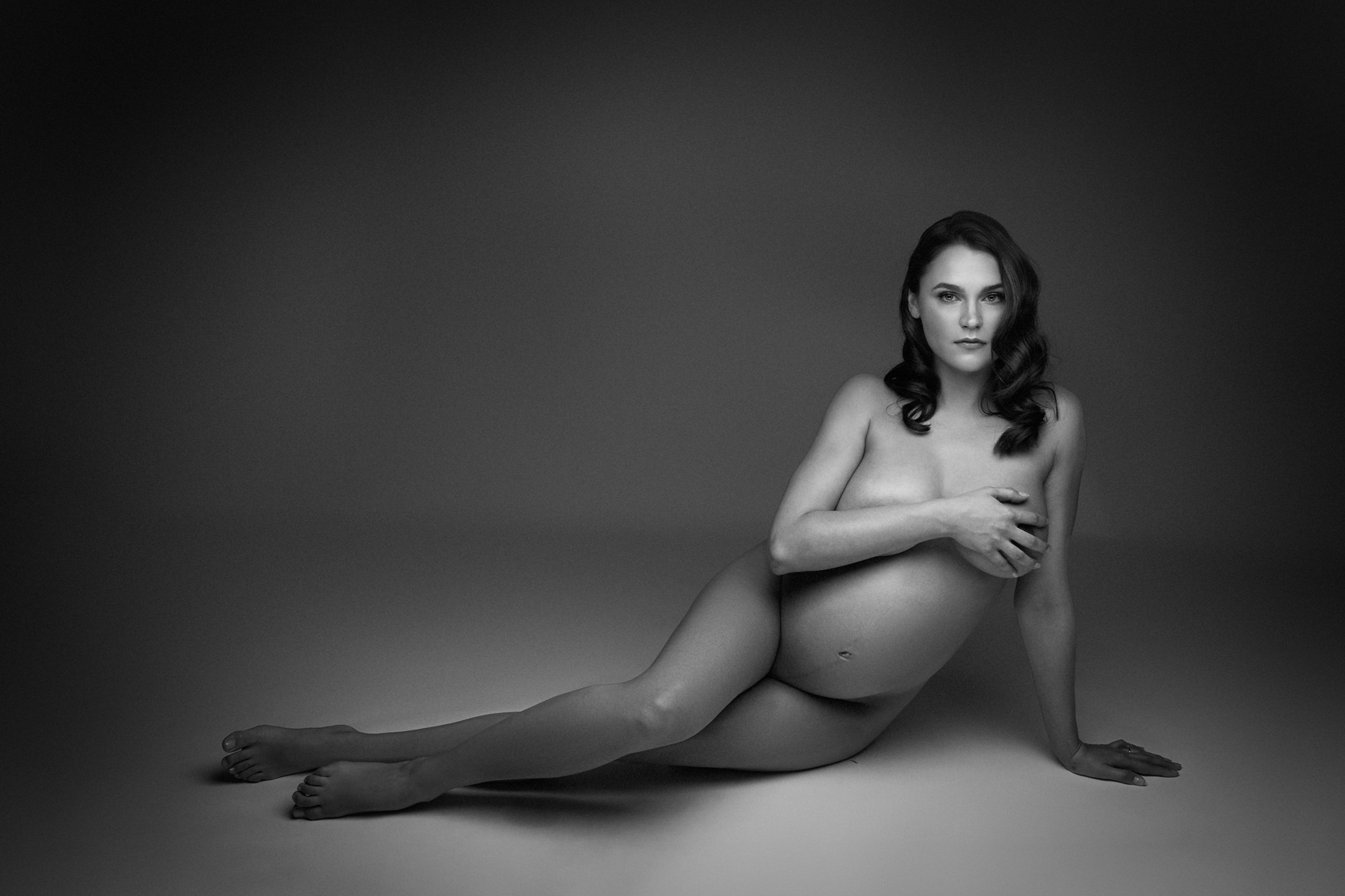 Séance photo de grossesse en studio dans le style nu maternité en Noir et Blanc par laury