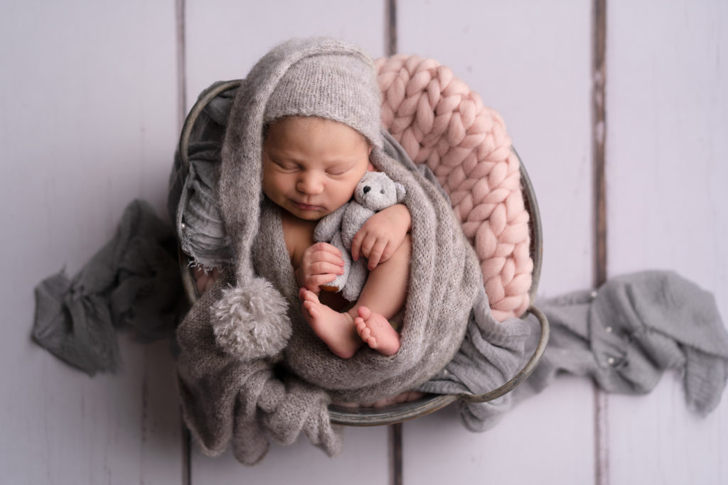 Photo bébé seau bonnet photographe naissance et bébé aix marseille Cindy Fernandez photographePhoto naissance bébé aix marseille