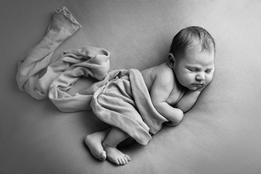 Photo bébé noir et blanc photographe naissance et bébé aix marseille Cindy Fernandez photographePhoto naissance bébé aix marseille