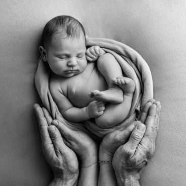 Photo bébé avec mains parents Cindy Fernandez Photographe