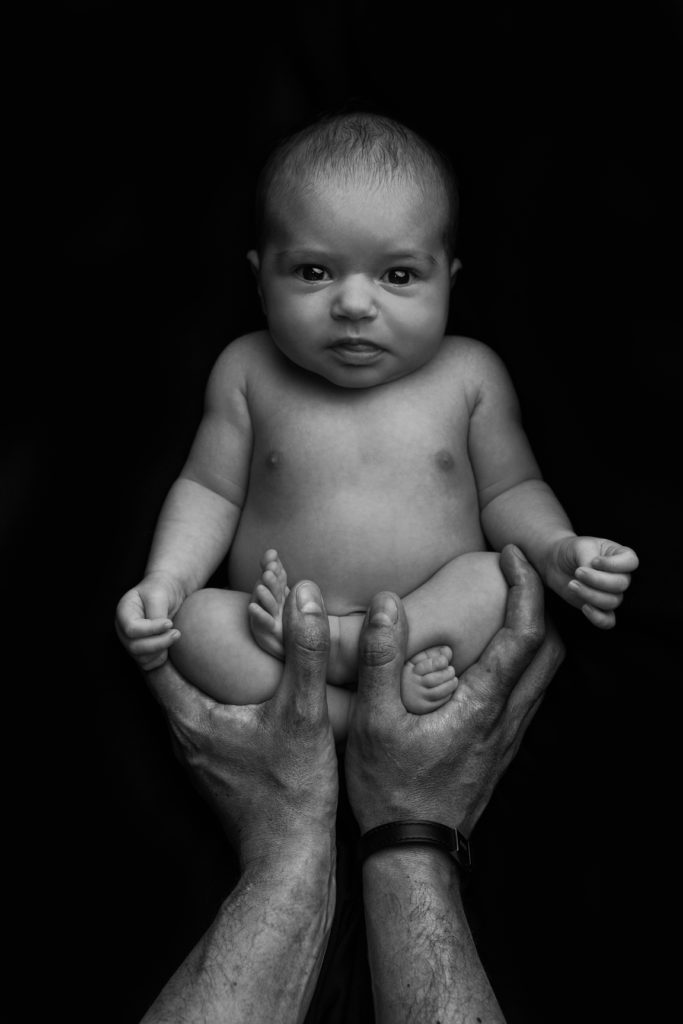 Photo bébé dans les mains de papa Cindy Fernandez photographe aix Marseille